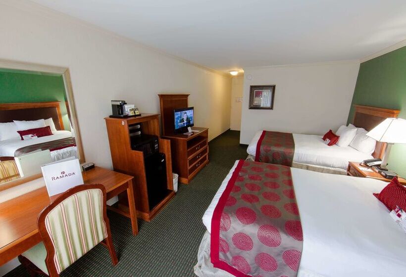فندق Ramada By Wyndham Houston Intercontinental Airport East