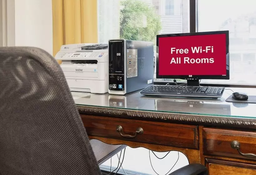 Отель Red Roof Inn & Suites Macon