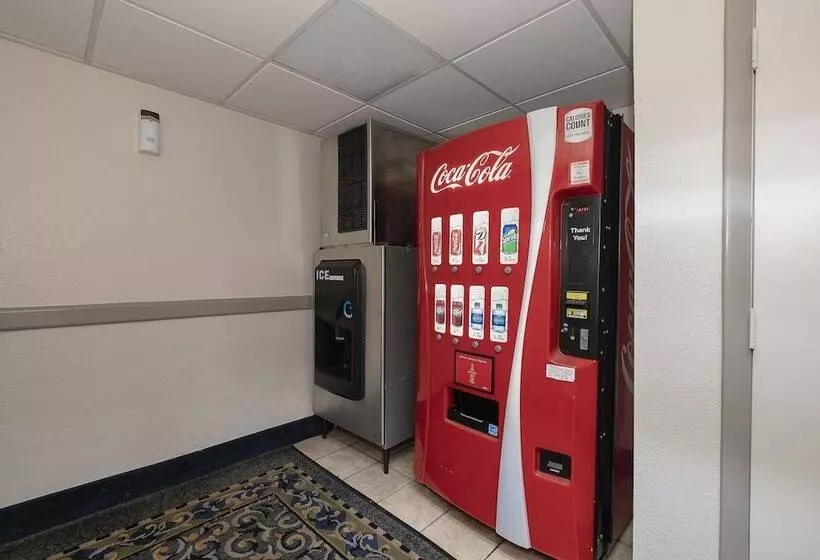 Отель Red Roof Inn & Suites Macon