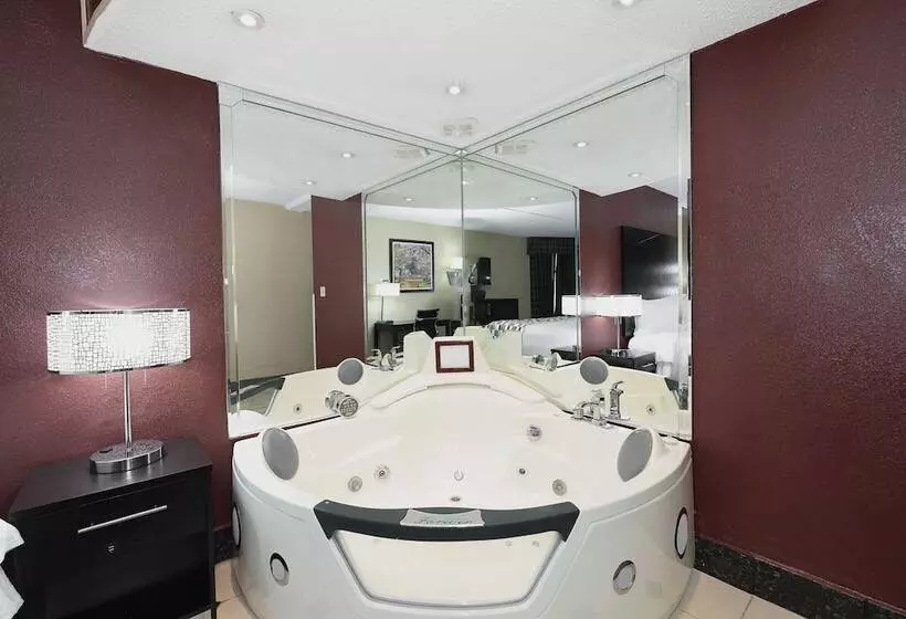 Отель Red Roof Inn & Suites Macon