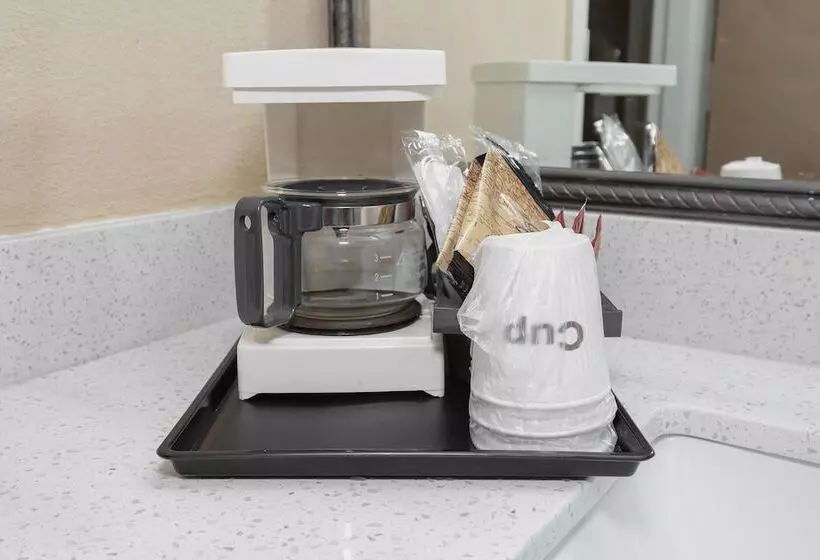 Отель Red Roof Inn & Suites Macon