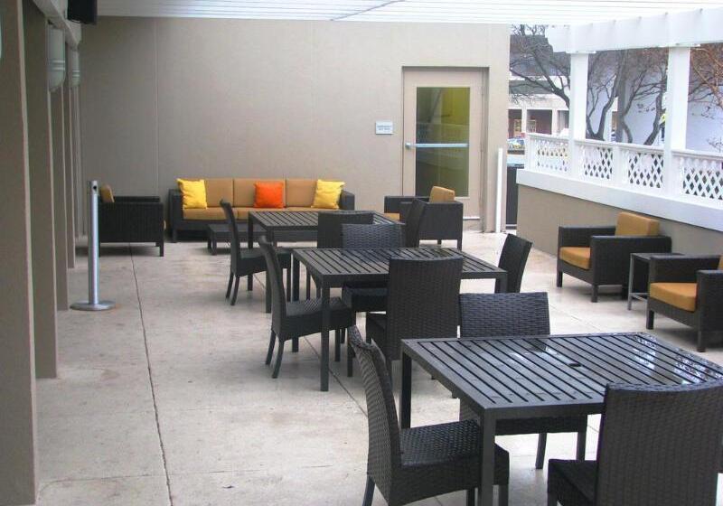 فندق Courtyard By Marriott Alexandria Pentagon South