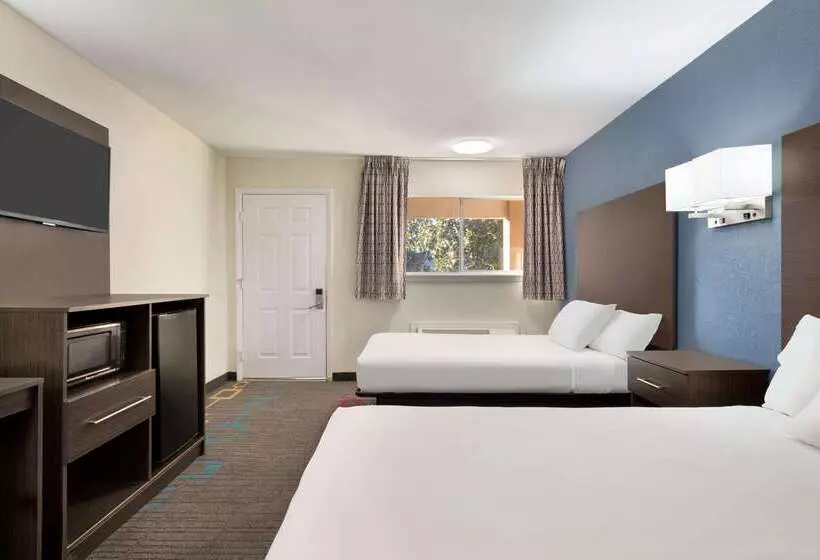 בית מלון כפרי Days Inn By Wyndham Lawton