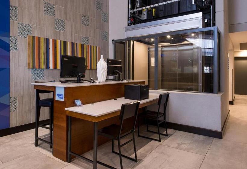 هتل Holiday Inn Express & Suites San Antonio Medical Center North, An Ihg