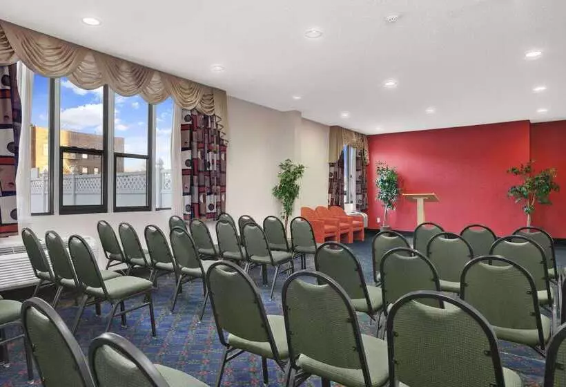 호텔 Ramada By Wyndham East Orange