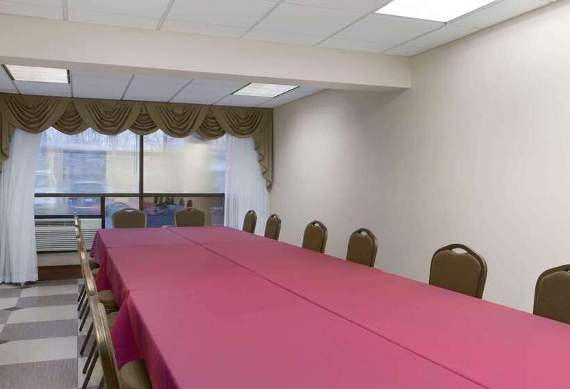 בית מלון כפרי Ramada By Wyndham Rochelle Park Near Paramus