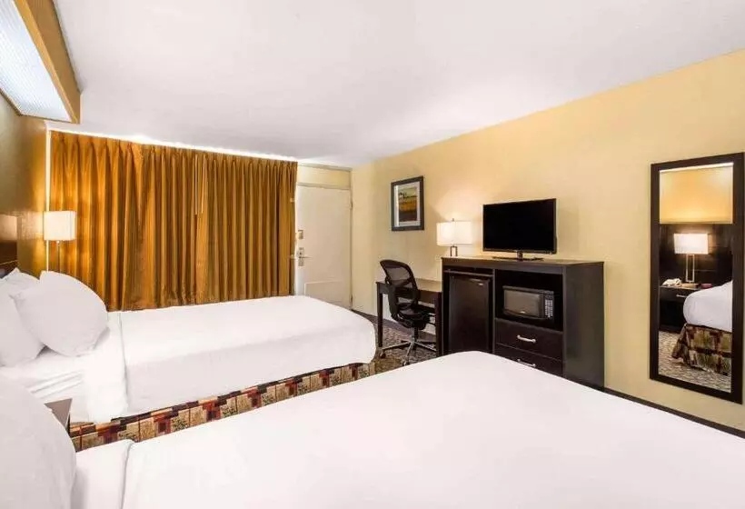 בית מלון כפרי Ramada By Wyndham Santee I 95