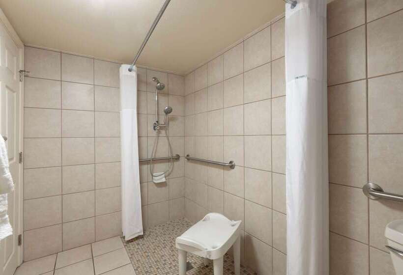 Hotelli Days Inn By Wyndham Maui Oceanfront