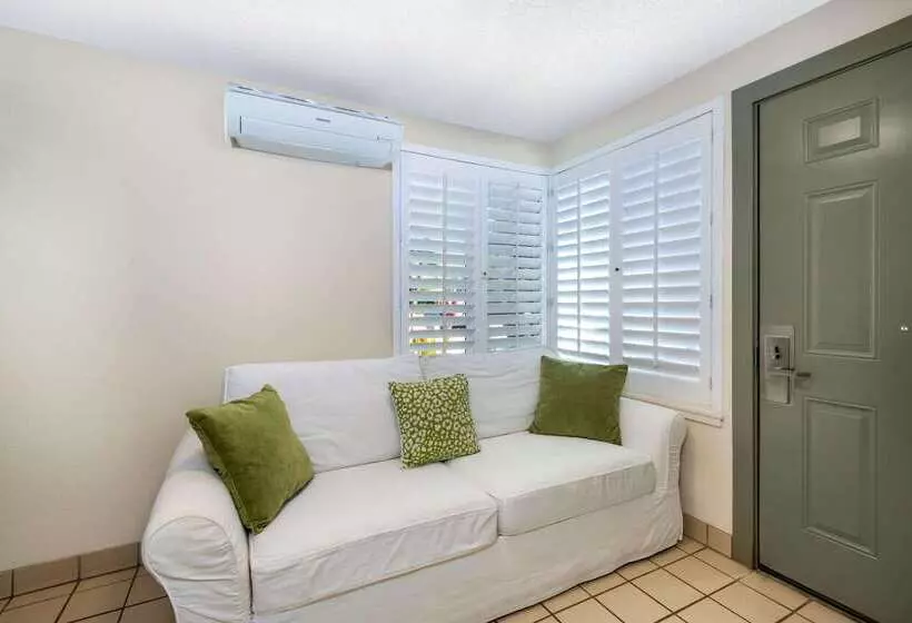 Hotel Days Inn By Wyndham Maui Oceanfront