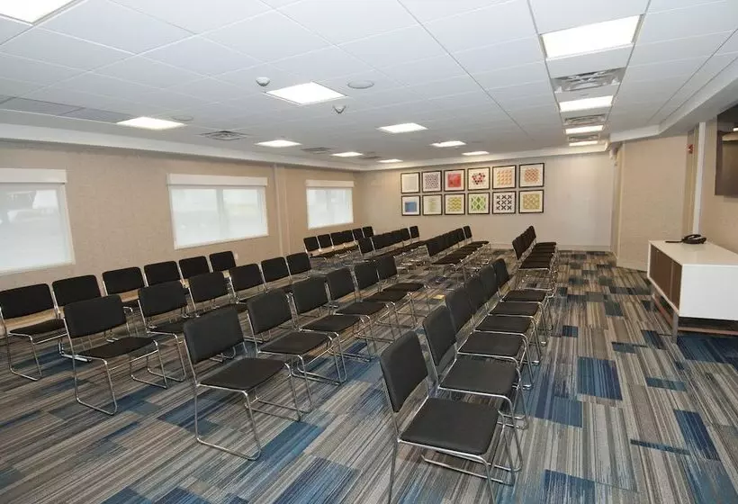 هتل Holiday Inn Express & Suites Johnstown, An Ihg