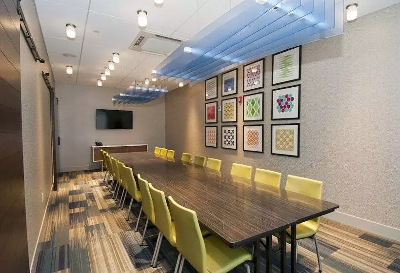 هتل Holiday Inn Express & Suites Johnstown, An Ihg