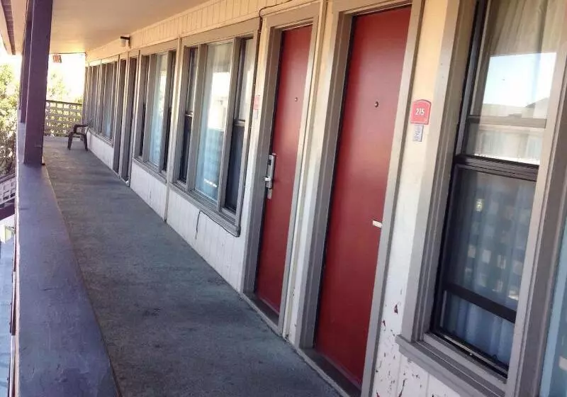 Отель Rockview Inn And Suites