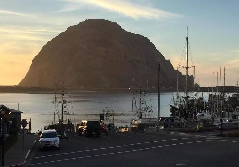 Отель Rockview Inn And Suites