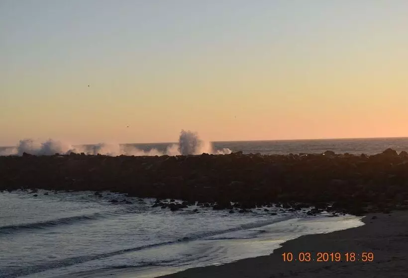 Отель Rockview Inn And Suites