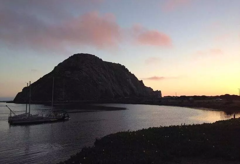 Отель Rockview Inn And Suites