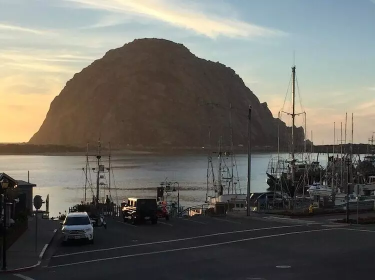 Отель Rockview Inn And Suites