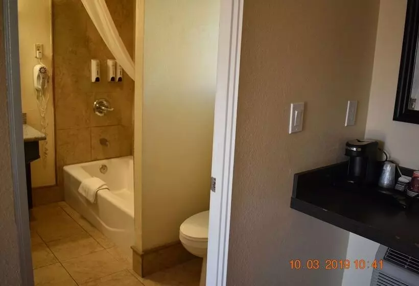 Отель Rockview Inn And Suites