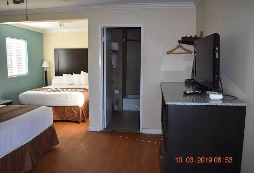 Отель Rockview Inn And Suites