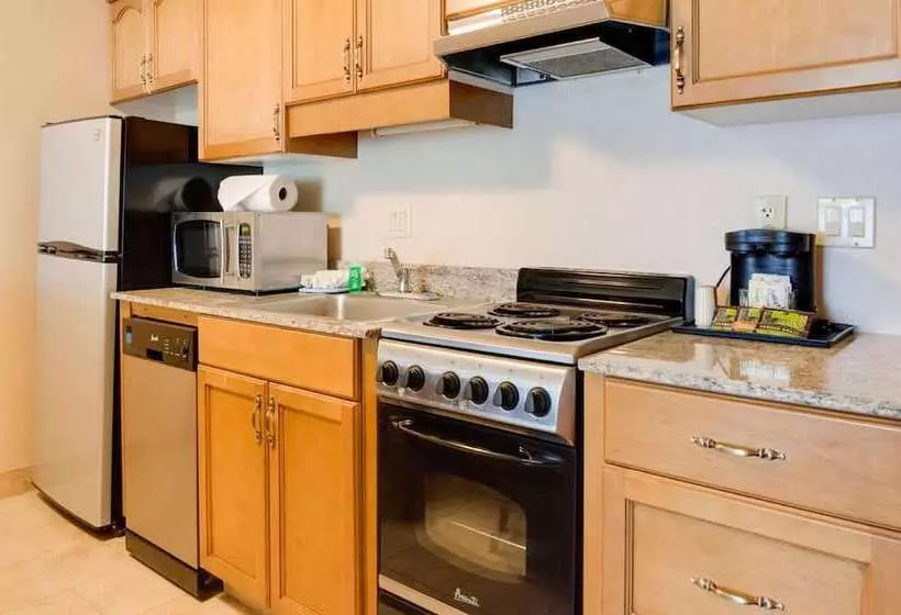 Otel Promenade Inn & Suites Oceanfront