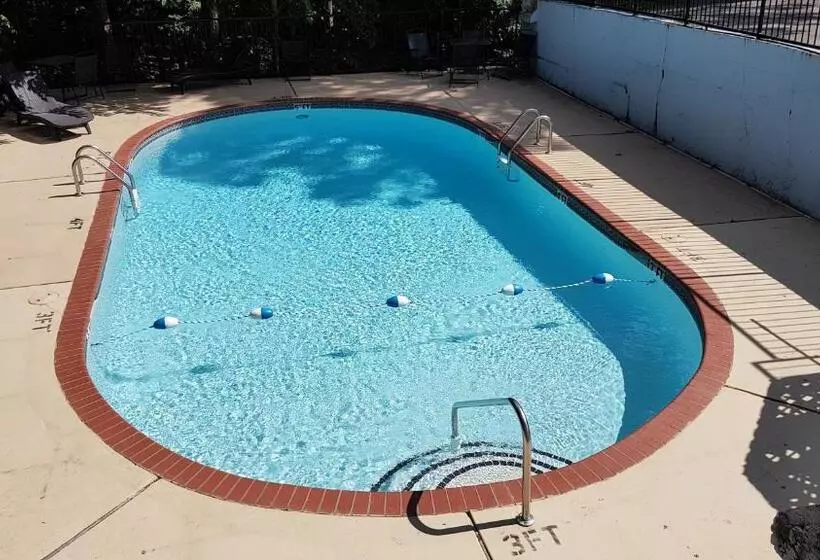 هتل Swiss Village Inn