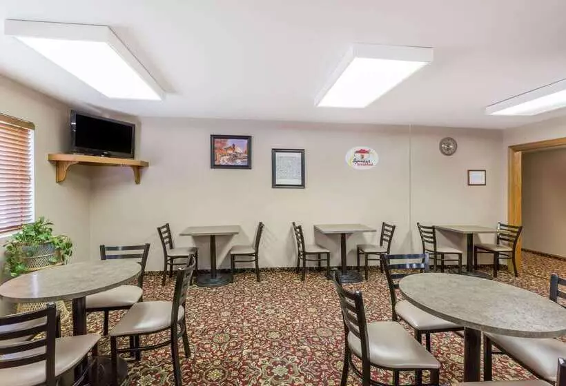 Motel Super 8 By Wyndham Manhattan Ks