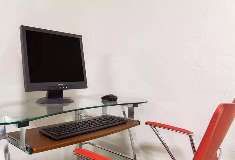 فندق على الطريق Super 8 By Wyndham Shelton