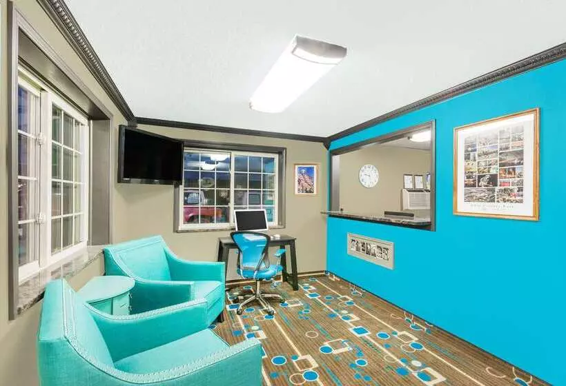 모텔 Super 8 By Wyndham Spencer