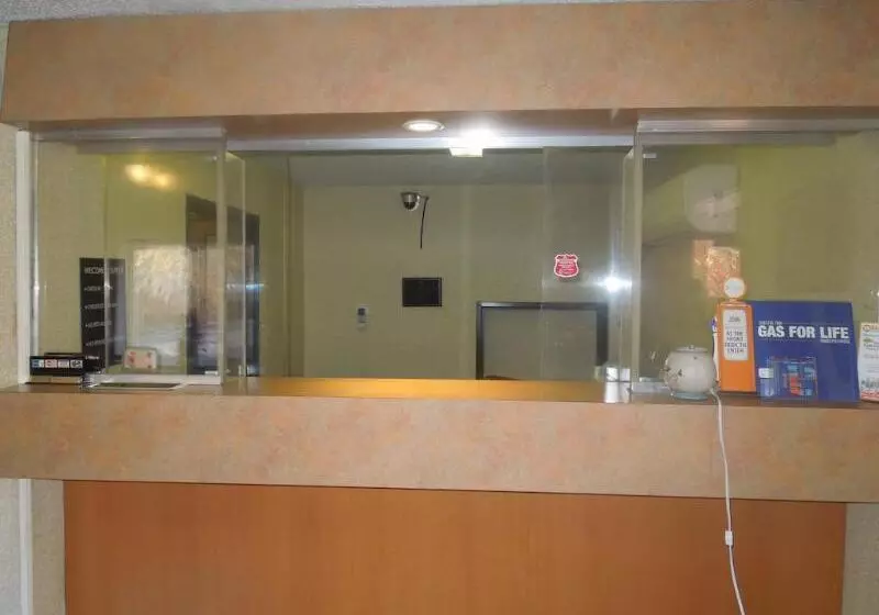 Мотель Super 8 By Wyndham Waldorf