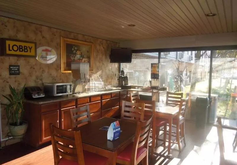 Мотель Super 8 By Wyndham Waldorf