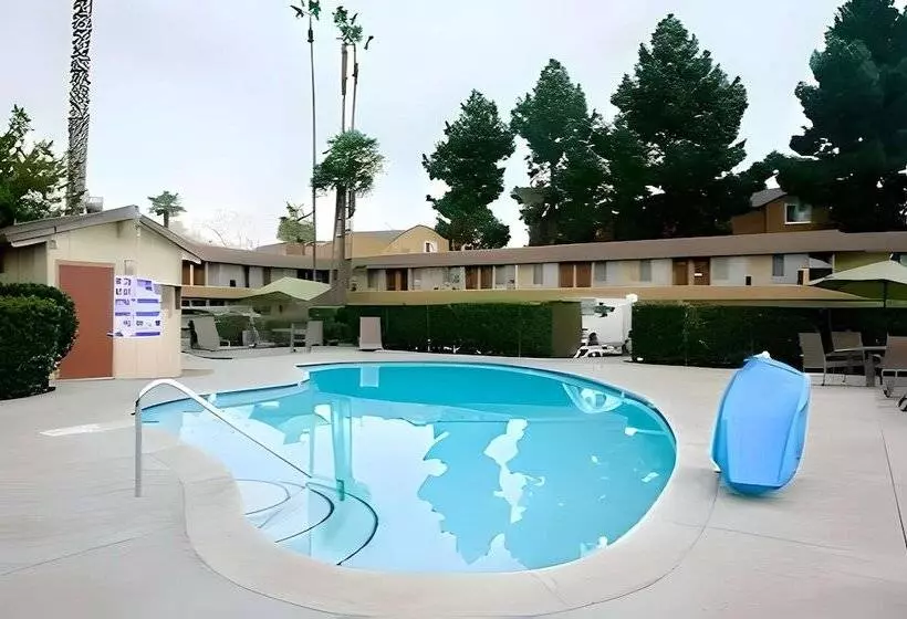 فندق Rodeway Inn