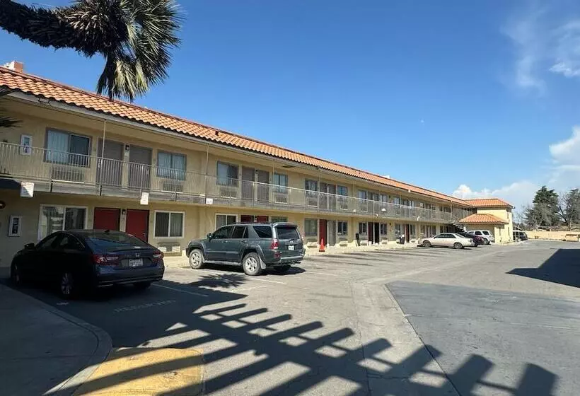 בית מלון כפרי Baymont By Wyndham Bakersfield