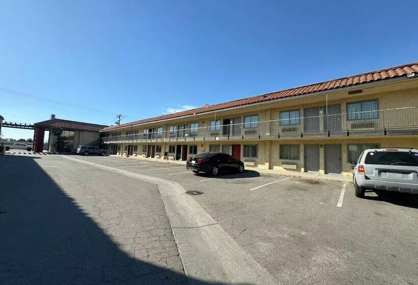 בית מלון כפרי Baymont By Wyndham Bakersfield