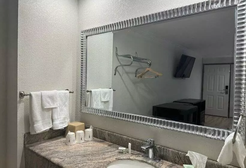 בית מלון כפרי Baymont By Wyndham Bakersfield