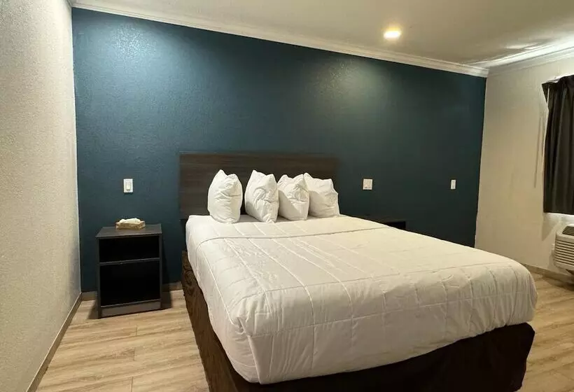 בית מלון כפרי Baymont By Wyndham Bakersfield