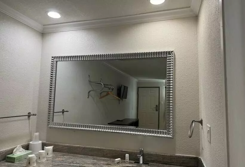 בית מלון כפרי Baymont By Wyndham Bakersfield