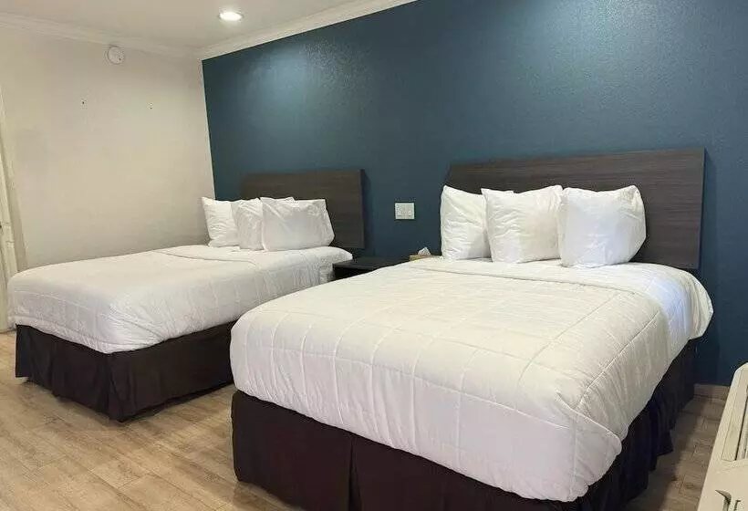 בית מלון כפרי Baymont By Wyndham Bakersfield