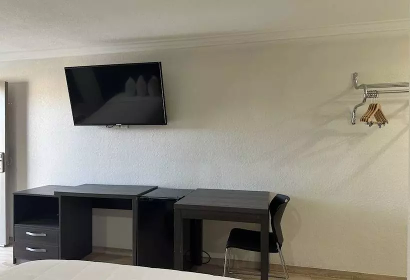 בית מלון כפרי Baymont By Wyndham Bakersfield