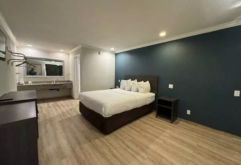 בית מלון כפרי Baymont By Wyndham Bakersfield