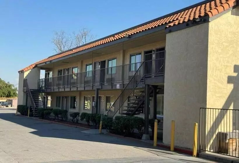 בית מלון כפרי Baymont By Wyndham Bakersfield