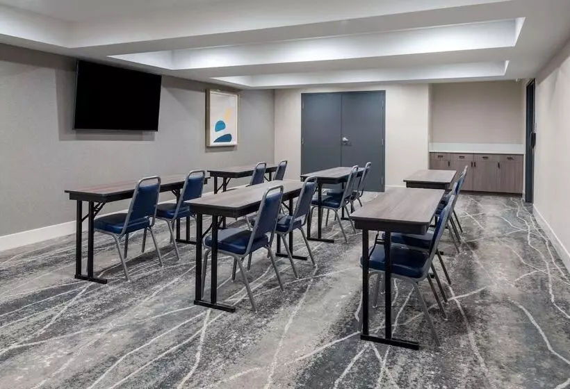 호텔 Ramada By Wyndham Modesto Yosemite Area