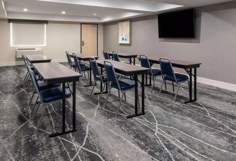 호텔 Ramada By Wyndham Modesto Yosemite Area