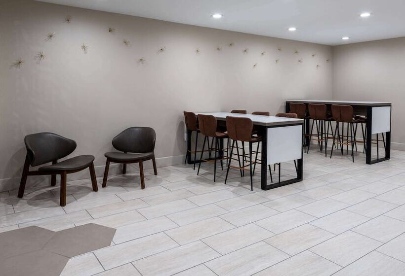 هتل Ramada By Wyndham Modesto Yosemite Area