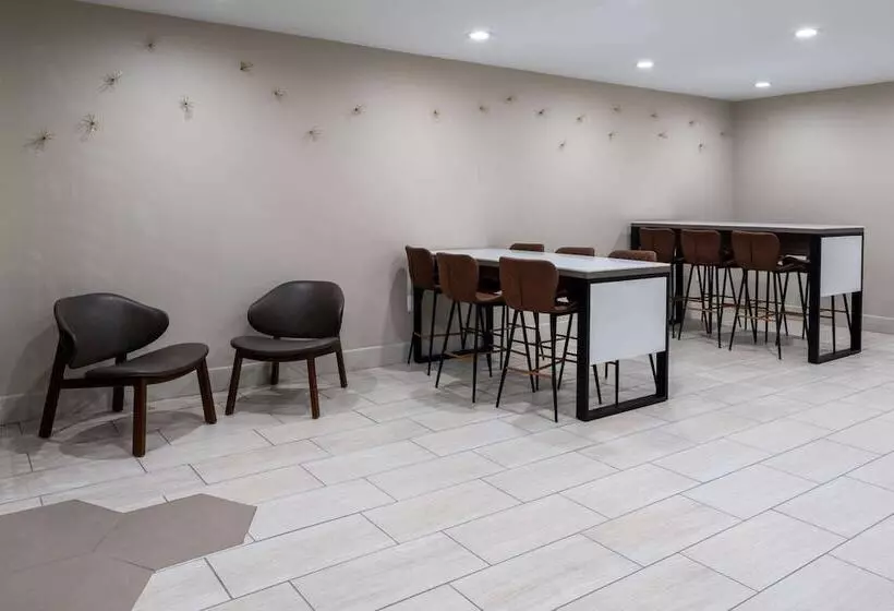 호텔 Ramada By Wyndham Modesto Yosemite Area