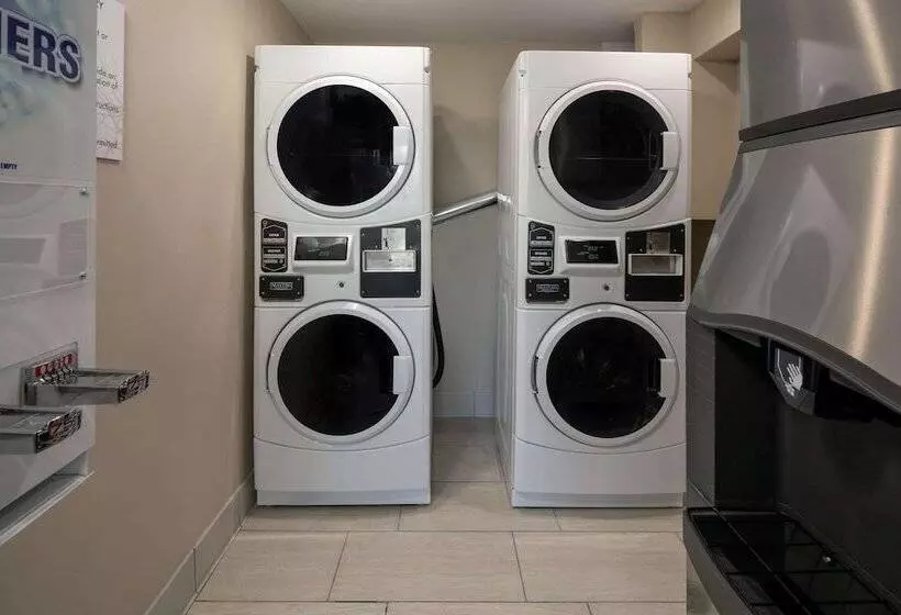 호텔 Ramada By Wyndham Modesto Yosemite Area