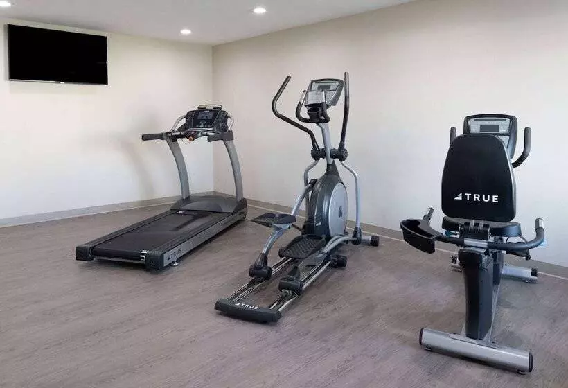 호텔 Ramada By Wyndham Modesto Yosemite Area