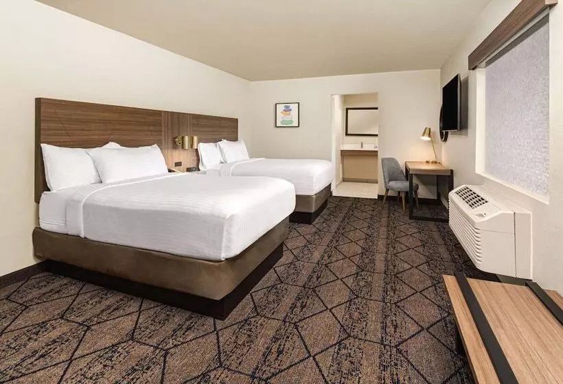 호텔 Ramada By Wyndham Modesto Yosemite Area