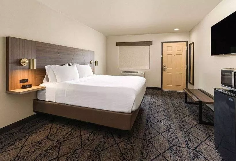 호텔 Ramada By Wyndham Modesto Yosemite Area