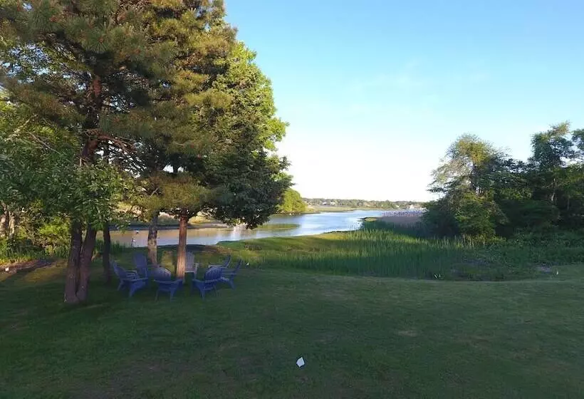 בית מלון כפרי The Tidewater Inn Cape Cod