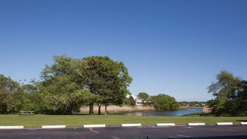 בית מלון כפרי The Tidewater Inn Cape Cod