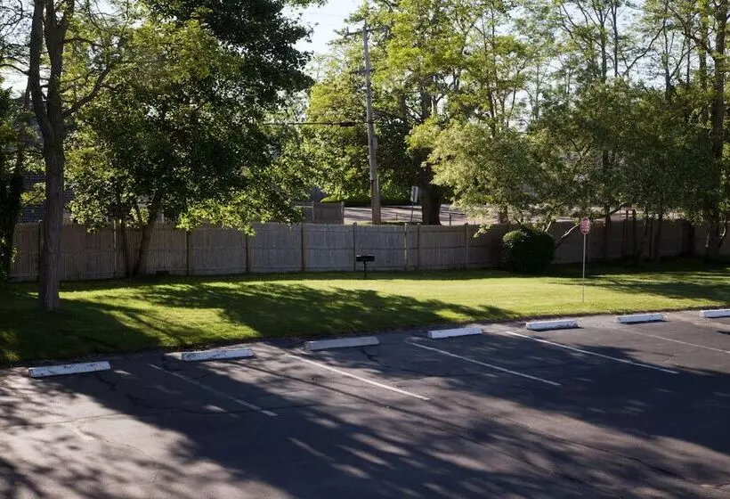 בית מלון כפרי The Tidewater Inn Cape Cod